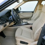 Der Fahrersitz des BMW X5 xDrive40d E70