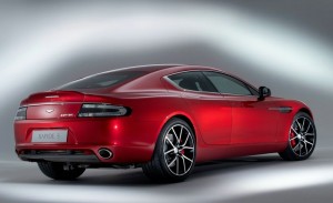 Roter Aston Martin Rapid S in der Heckansicht