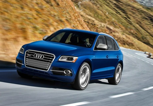 Blauer Audi SQ5 (Fahraufnahme)