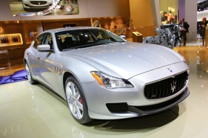 Silberner Maserati Quattroporte wird auf der Detroiter Autoshow präsentiert