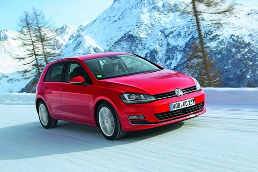 Roter Volkswagen Golf 4MOTION auf Schnee