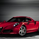 Roter Alfa Romeo 4C in der Front- Seitenansicht