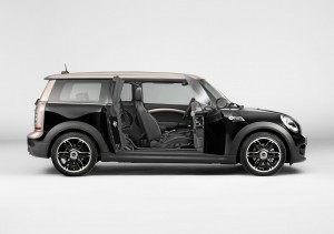 Der Mini Cooper S Clubman Bond Street in der Midnight Black metallic Lackierung