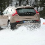 Volvo V40 Cross Country auf Schnee in der Heckansicht