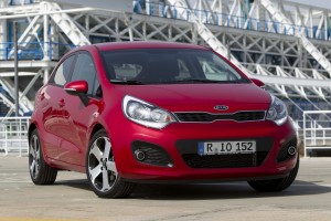 2013-er Kia Rio UB in rot in der Frontansicht