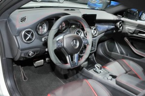 Das Cockpit des Mercedes-Benz CLA 45 AMG