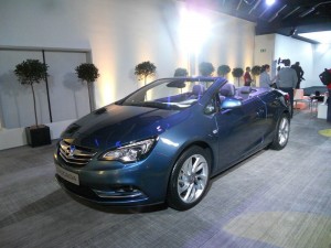 Opel Cascada auf Autosalon Genf 2013