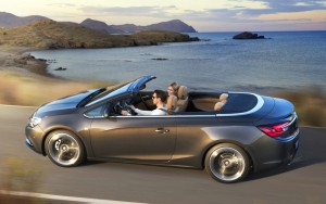 Opel Cascada mit geöffnetem Dach