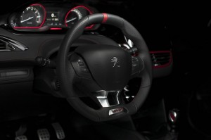 Das Cockpit des Peugeot 208 GTi 2013