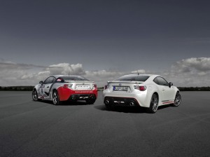 Die Toyota GT86 Cup Edition neben der Rennversion des Sportwagens