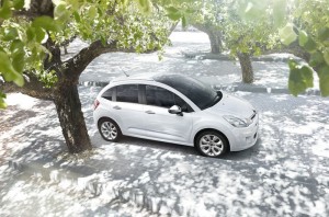 2013er Citroen C3 in weiss in der Seitenansicht