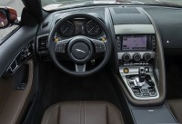 Das Cockpit, Mittelkonsole, Lenkrad des Jaguar F-Type S