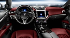 Das Cockpit des Maserati Ghibli (2013)