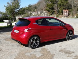 Peugeot 208 GTI in Rubi rot Metallic