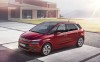 Roter Citroen C4 Picasso in der Seitenansicht