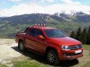 Roter VW Amarok Canyon in der Front- Seitenansicht