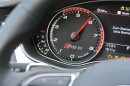 Die Instrumente des Audi RS6 Avant mit weiße Skalen der Instrumente