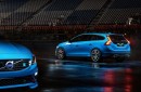 Die Volvo Polestar Modelle S60 und V60 in Dunkelheit mit eingeschalteten Scheinwerfer