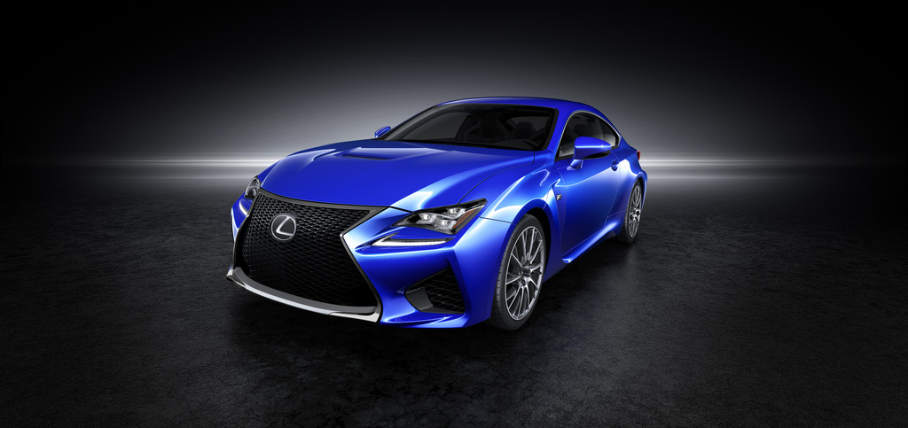 Blauer Lexus RC F in der Frontansicht