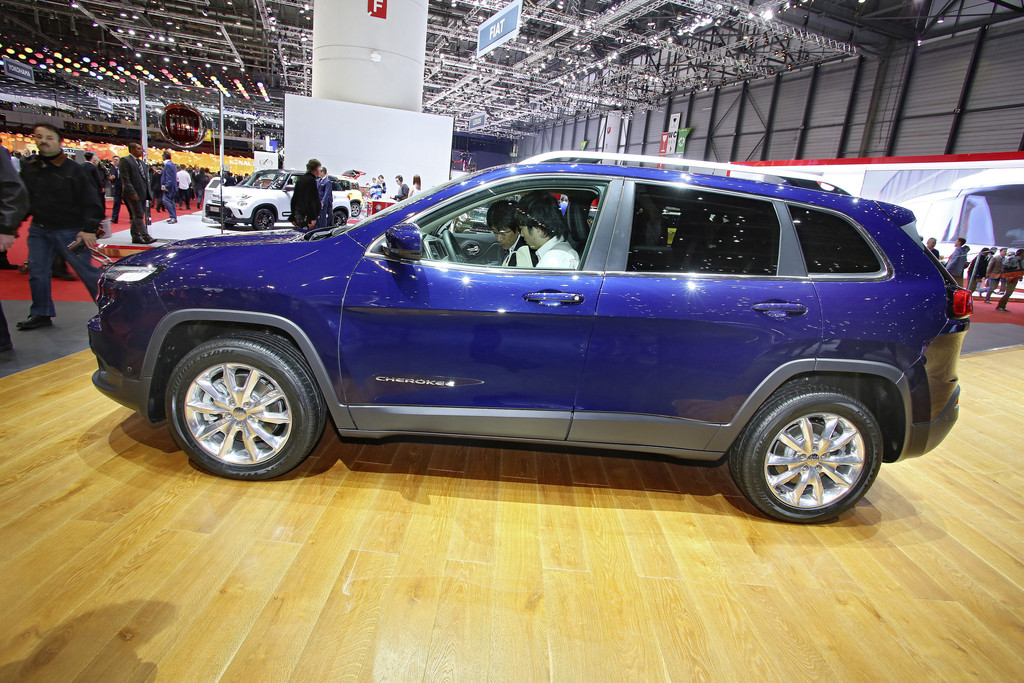2014 Jeep Cherokee in blau auf einer Automesse
