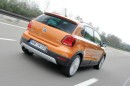 In Orange: Der neue (2014) VW CrossPolo von hinten