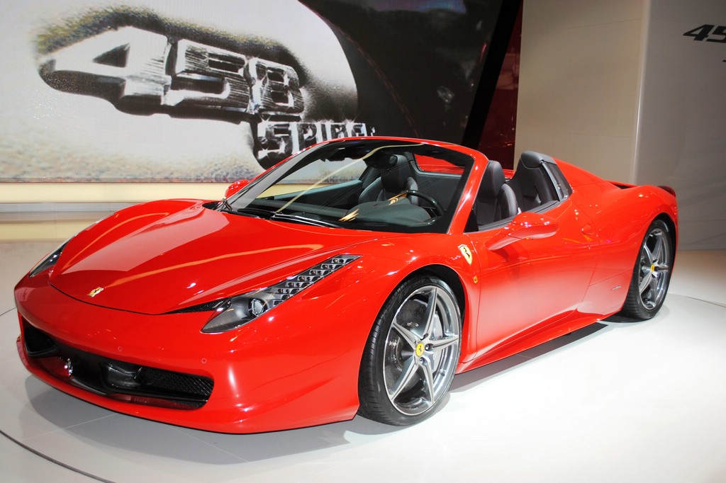 Roter Ferrari 458 auf einer Automobilmesse