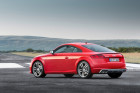 Standaufnahme von einem rotem Audi TTS Coupé in der Heckansicht