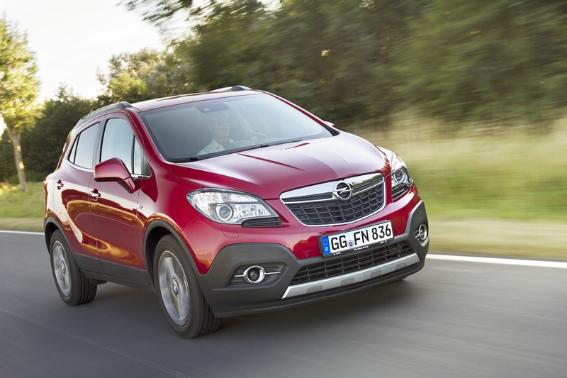 Roter Opel Mokka bei der Fahrt